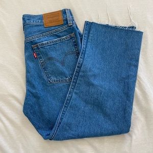 LEVIS WEDGIE STRAIGHT JEANS sz 27 with cropped raw hem